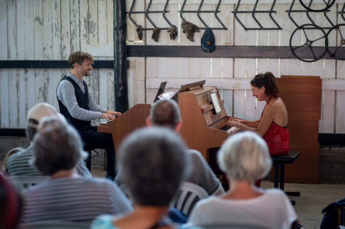 Kristoffer Hyldig og Rikke Sandberg ved klavererne startede den "Musikalske Rejse"