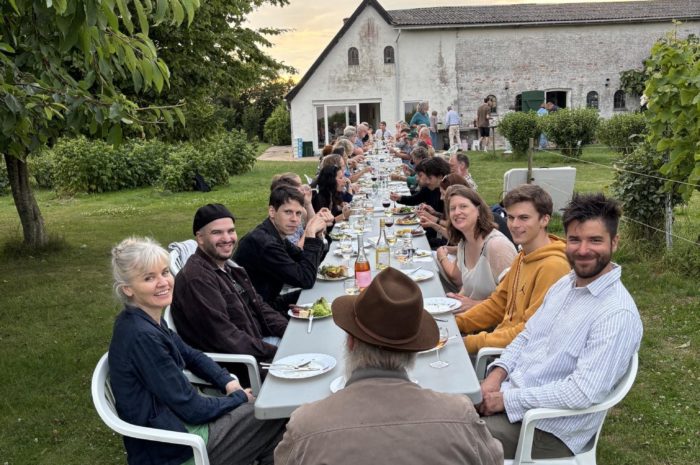 Musikere og frivillige er samlet før festivalen og har en god aften fuld af forventninger til den kommende uge. (Foto: Karoliina Koivisto)